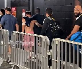 0-4！梅西和U40队友被打花！温馨一幕：梅西和对手搂着背离开球场